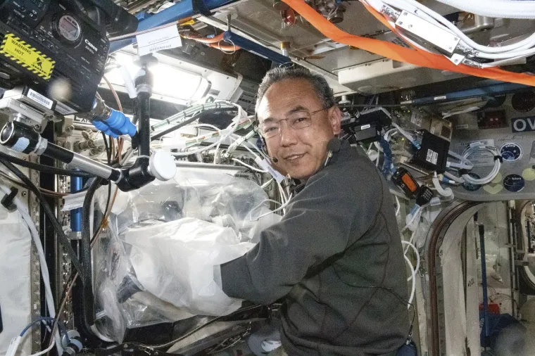 24. Prekovremeni rad: Zbog prirode posla, astronauti rade 24 sata na dan, a ponekad se može računati da će raditi i po 16 sati dežurstva u komadu. 