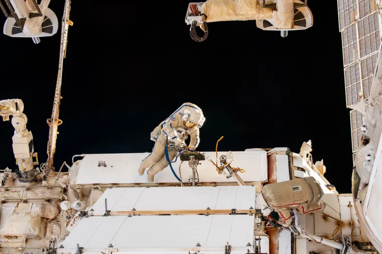26. Dekompresija: Ići u svemirsku šetnju nije jednostavan, a ni brz zadatak. Osim što moraju obući masivno odijelo, astronauti moraju slijediti strogi protokol dekompresije od dva sata i 20 minuta prije nego što mogu izaći. To im pomaže da izbjegnu dekompresijsku bolest, kada se u krvotoku stvaraju mjehurići dušika.