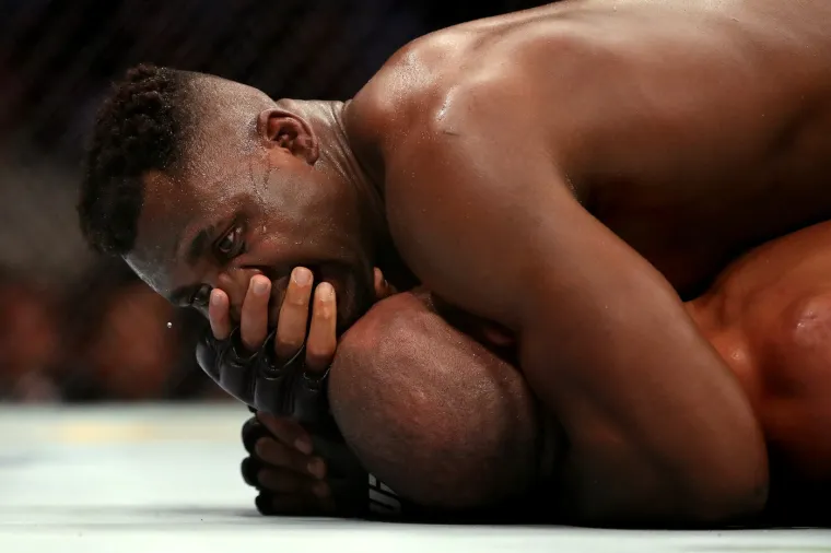 Pogledajte kako se Ngannou odmara na suparniku, a svojom težinom ga umara. Samo za informaciju, Ngannou je visok 193 cm i ima 117 kg, prema podacima s interneta.