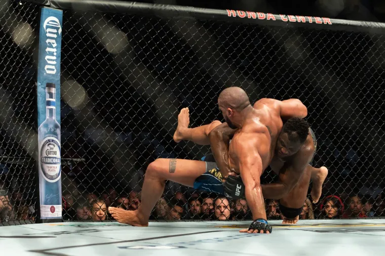 U trenucima kad je iza leđa suparnika, Ngannou se brzo i efikasno prebacuje u dominantnu poziciju.