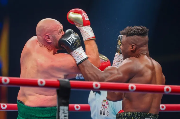 Njegove snažne udarce osjetio je i legendarni Tyson Fury koji je podcijenio moć Kamerunca.