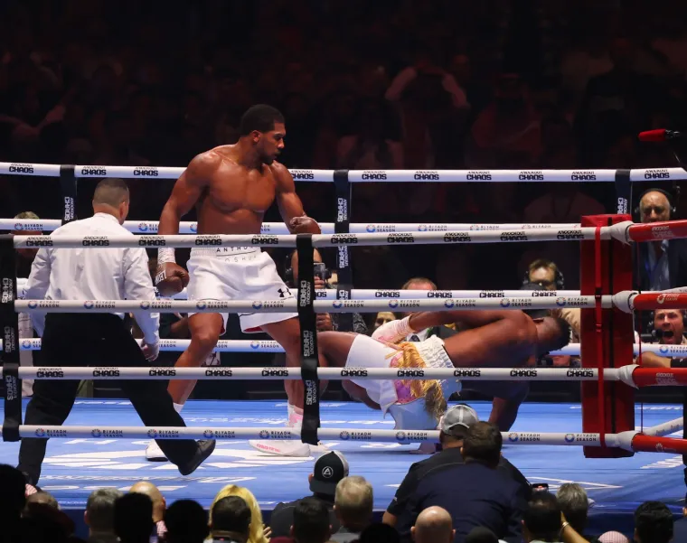 Ipak epizoda s boksom nije završila u najboljem svjetlu. Anthony Joshua brutalno ga je nokautirao. Ngannou se nakon toga vratio u MMA gdje će protiv Ferreire pokazati u subotu svu raskoš svojih udaraca.