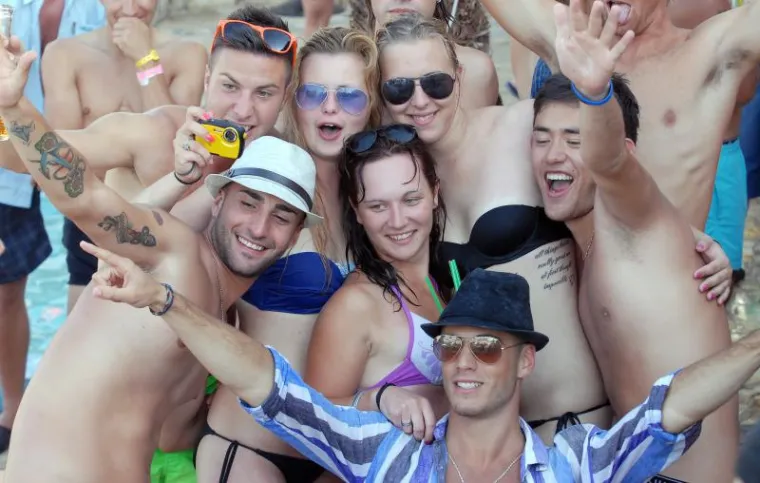 Seksi manekenke mamile muške poglede na Zrću