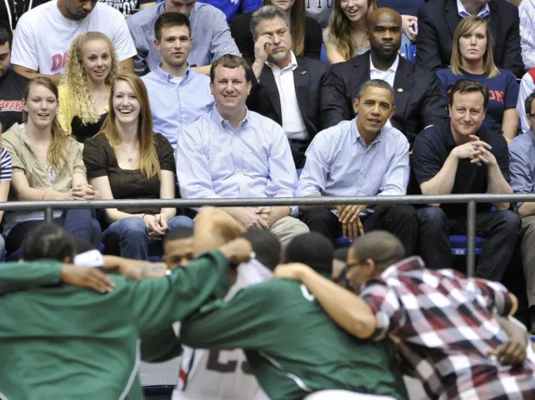 Obama i Cameron uživaju u hot dogu i utakmici