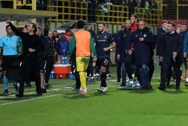 Tramezzani je nešto pokazivao prema publici, a Bjelica je bio iza njega. Po govoru njegovog tijela i lica vidno je bio ljut i htio nešto reći Tramezzaniju. 