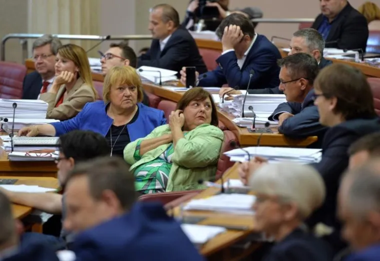 FOTOGALERIJA: Uzbudljiva atmosfera u Saboru za vrijeme glasanja o novim ministrima