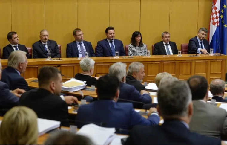 FOTOGALERIJA: Uzbudljiva atmosfera u Saboru za vrijeme glasanja o novim ministrima