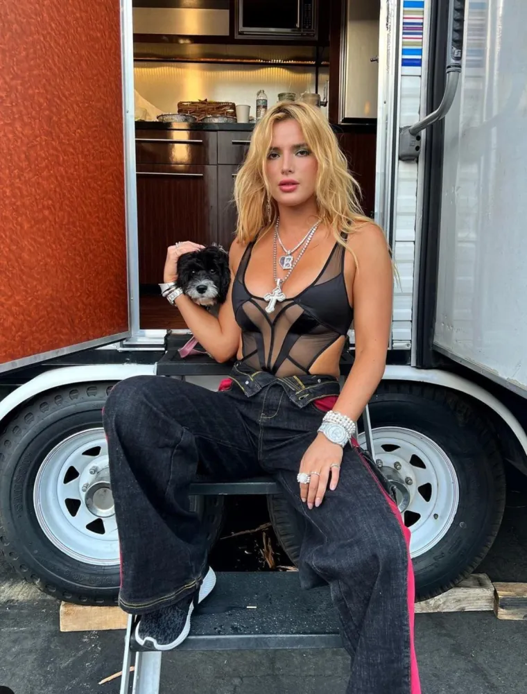 Halteri, steznici, čipka, saten... Putena Bella Thorne je seksi boginja u svakoj kombinaciji!