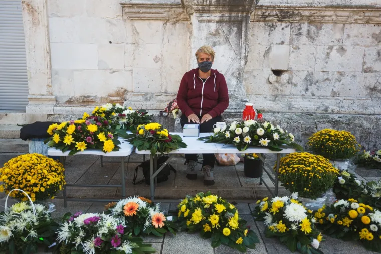 Uoči blagdana Svih svetih građani obilaze groblja diljem Hrvatske: Manje ih je nego inače, nastoje se pridržavati mjera