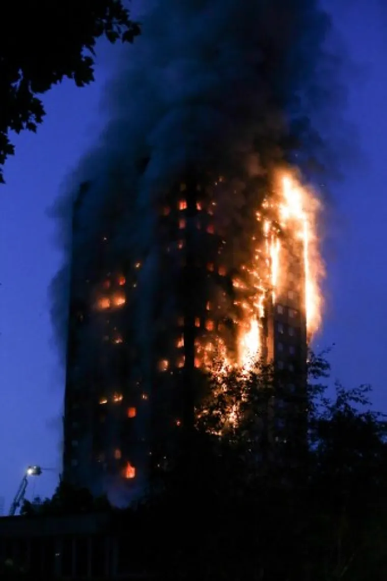 UŽAS U LONDONU: Pogledajte stravične scene paklene buktinje koja je uzela i ljudske živote