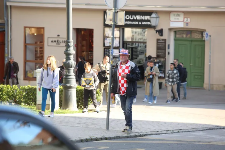 Navijači kruže centrom Zagreba uoči utakmice, dva Hrvata su privukla veliku pažnju