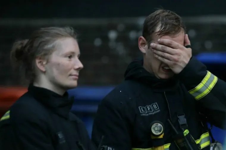 UŽAS U LONDONU: Pogledajte stravične scene paklene buktinje koja je uzela i ljudske živote