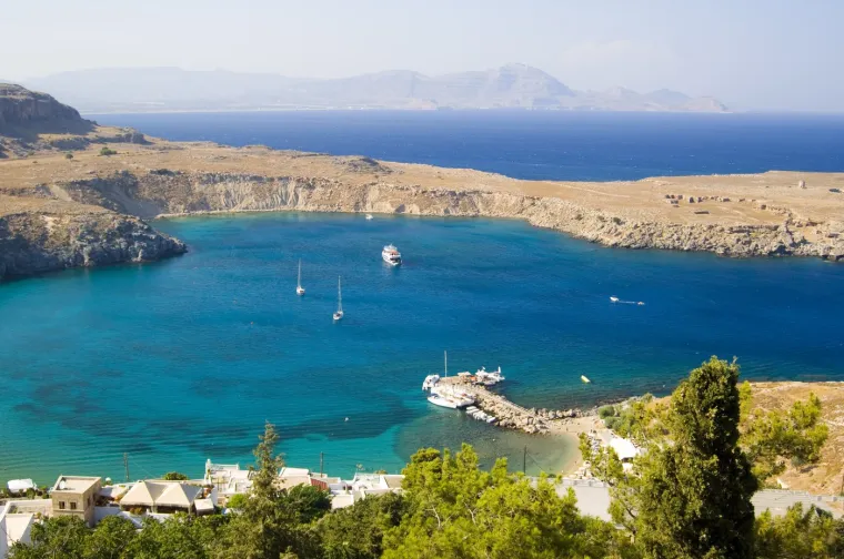 Rodos ima više od 300 sunčanih dana godišnje, što ga čini popularnom destinacijom. U lipnju se održava festival sunca, koji uključuje razne kulturne aktivnosti i predstave.