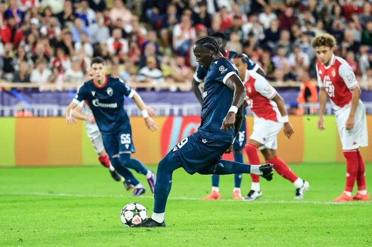 Cherif Ndiaye donio je radost svim koji drukaju za Crvenu Zvezdu. U 27. minuti je izjednačio na 1-1. Ovo je trenutak kad je pucao penal.