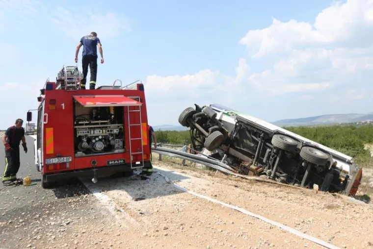 PIROVAC: Cisterna s gorivom izletjela s autoceste nakon sudara s tegljačem
