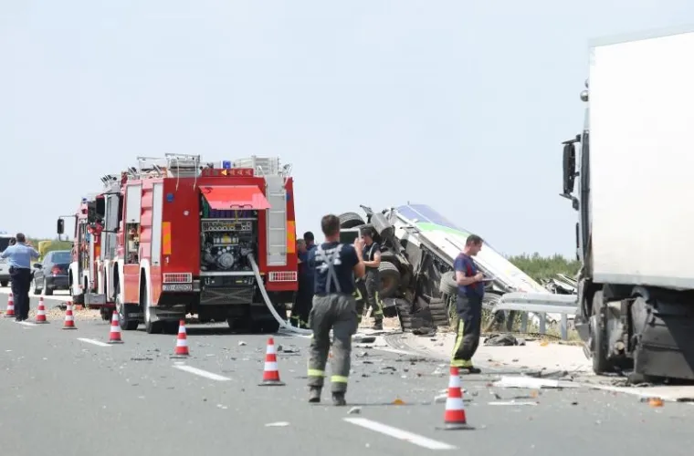 PIROVAC: Cisterna s gorivom izletjela s autoceste nakon sudara s tegljačem