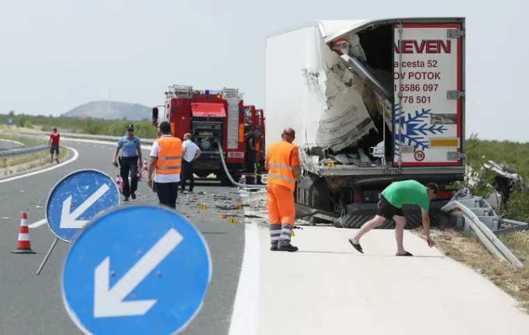 PIROVAC: Cisterna s gorivom izletjela s autoceste nakon sudara s tegljačem