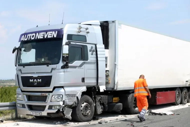 PIROVAC: Cisterna s gorivom izletjela s autoceste nakon sudara s tegljačem