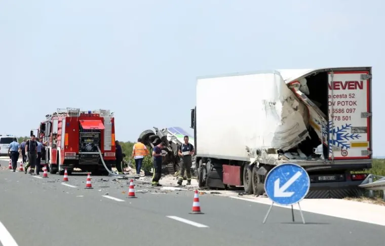 PIROVAC: Cisterna s gorivom izletjela s autoceste nakon sudara s tegljačem