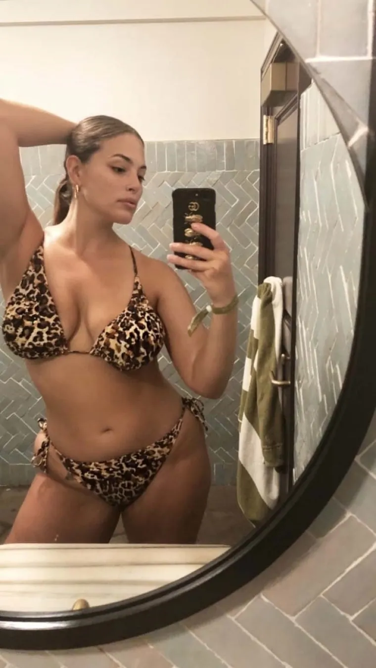 Kroz svoju karijeru zalagala se za &quot;body positivity&quot; pokret, a ove je godine zasjala i na reviji Victoria&apos;s Secreta kao prva plus-size anđelica u povijesti brenda.