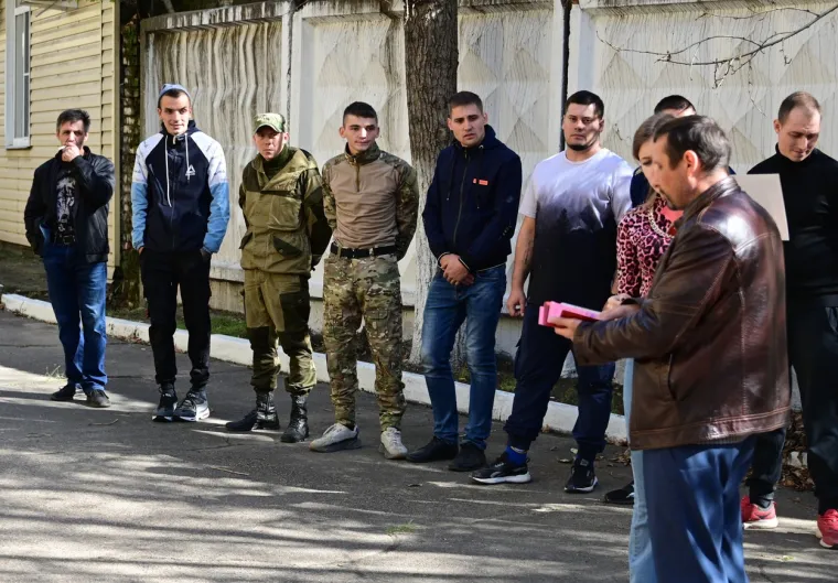 Emotivno! Majke, supruge i djeca opraštaju se od svojih sinova, muževa i očeva koji zbog Putina moraju u rat