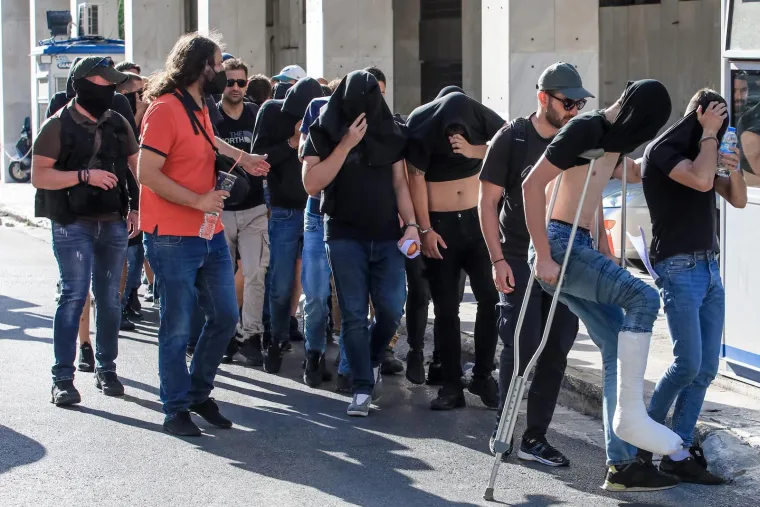 Nova grupa uhićenih Hrvata na ispitivanju! Stigli autobusima i okruženi policijom