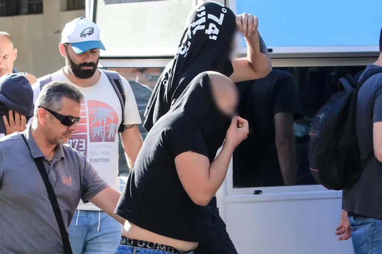 Nova grupa uhićenih Hrvata na ispitivanju! Stigli autobusima i okruženi policijom