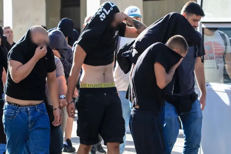 Nova grupa uhićenih Hrvata na ispitivanju! Stigli autobusima i okruženi policijom