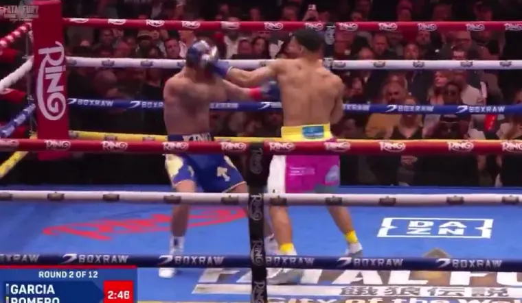 Potpuni šok usred Times Squarea! Domaći 'Rocky' zalijepio kontroverznog boksača za pod
