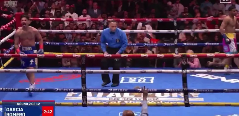 Potpuni &scaron;ok usred Times Squarea! Domaći 'Rocky' zalijepio kontroverznog boksača za pod