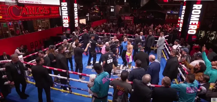 Potpuni &scaron;ok usred Times Squarea! Domaći 'Rocky' zalijepio kontroverznog boksača za pod