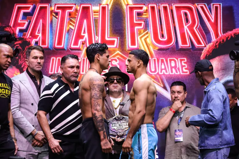 Potpuni &scaron;ok usred Times Squarea! Domaći 'Rocky' zalijepio kontroverznog boksača za pod