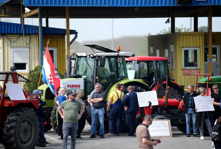 Zagrepčani traktorima blokirali Jakuševec: 'Smrdi, smrdi, užasno smrdi'