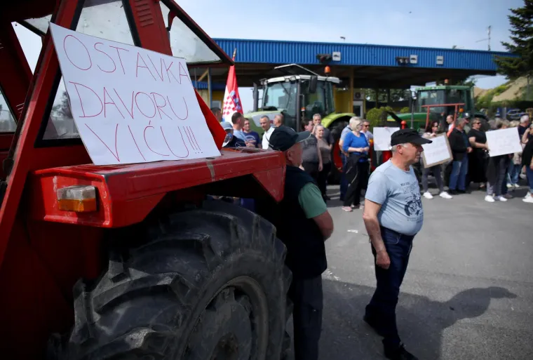 Zagrepčani traktorima blokirali Jakuševec: 'Smrdi, smrdi, užasno smrdi'