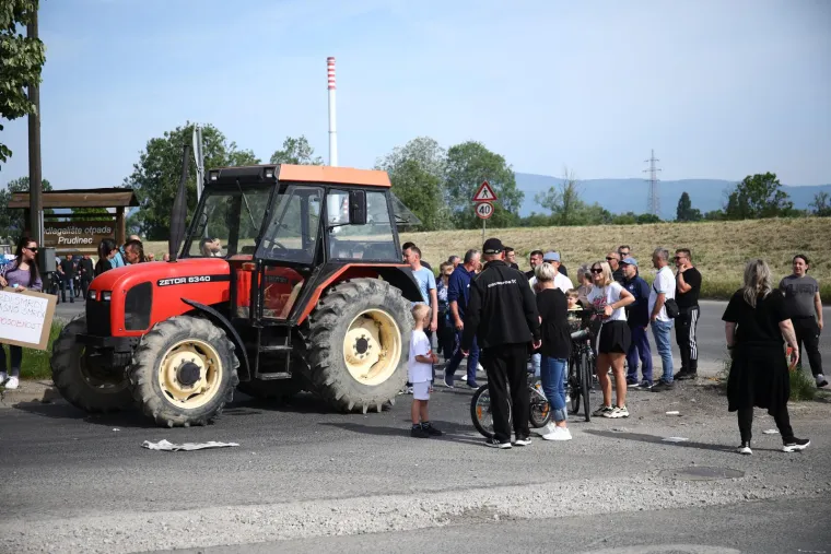Zagrepčani traktorima blokirali Jakuševec: 'Smrdi, smrdi, užasno smrdi'