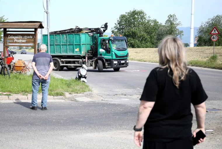 Zagrepčani traktorima blokirali Jakuševec: 'Smrdi, smrdi, užasno smrdi'