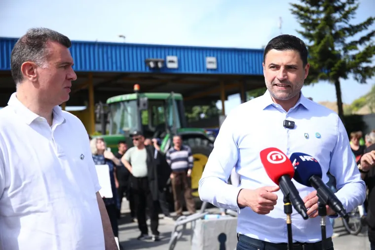 Zagrepčani traktorima blokirali Jakuševec: 'Smrdi, smrdi, užasno smrdi'