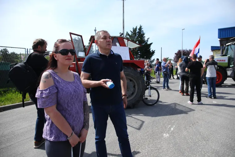 Zagrepčani traktorima blokirali Jakuševec: 'Smrdi, smrdi, užasno smrdi'
