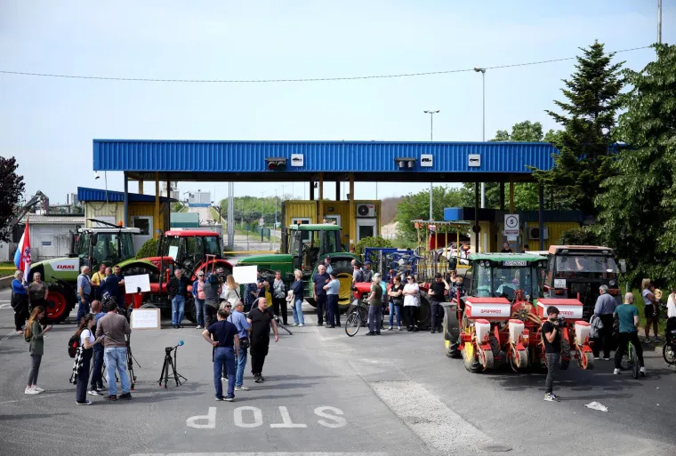 Zagrepčani traktorima blokirali Jakuševec: 'Smrdi, smrdi, užasno smrdi'