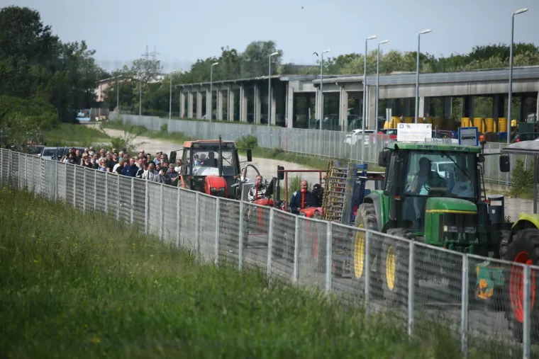 Zagrepčani traktorima blokirali Jakuševec: 'Smrdi, smrdi, užasno smrdi'