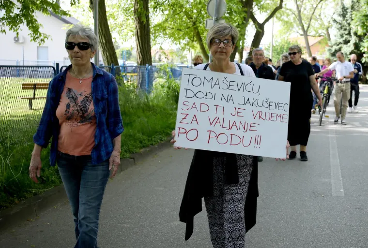 Zagrepčani traktorima blokirali Jakuševec: 'Smrdi, smrdi, užasno smrdi'