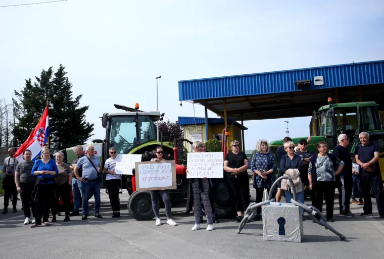 Zagrepčani traktorima blokirali Jakuševec: 'Smrdi, smrdi, užasno smrdi'