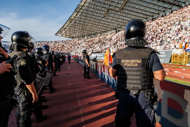 Evo &scaron;to je interventna policija radila navijačima Hajduka poslije poraza od Dinama
