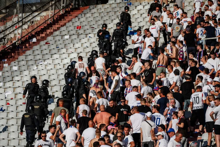 Evo &scaron;to je interventna policija radila navijačima Hajduka poslije poraza od Dinama