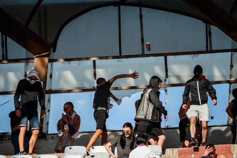 Evo &scaron;to je interventna policija radila navijačima Hajduka poslije poraza od Dinama