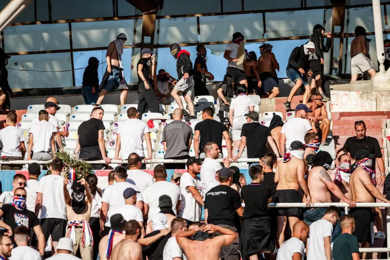 Evo &scaron;to je interventna policija radila navijačima Hajduka poslije poraza od Dinama