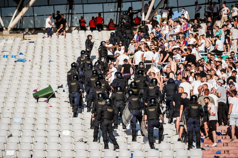 Evo &scaron;to je interventna policija radila navijačima Hajduka poslije poraza od Dinama