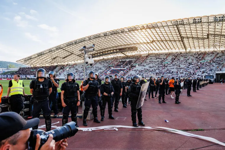Evo &scaron;to je interventna policija radila navijačima Hajduka poslije poraza od Dinama