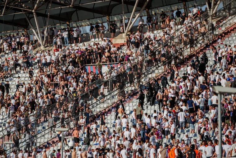 Evo &scaron;to je interventna policija radila navijačima Hajduka poslije poraza od Dinama