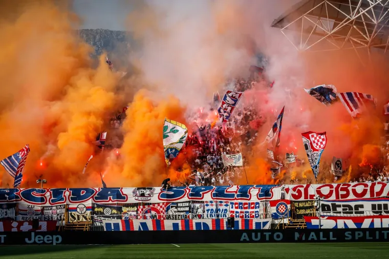 Evo &scaron;to je interventna policija radila navijačima Hajduka poslije poraza od Dinama